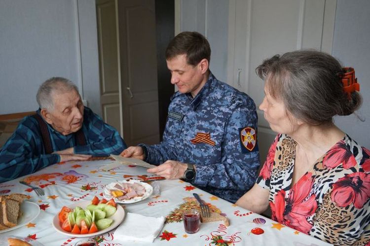 Офицеры Росгвардии поздравили с Днем Победы 95-летнего жителя Шенкурска Архангельской области