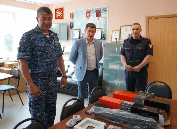 Губернаторский центр Архангельской области передал региональному Управлению Росгвардии стрелковые тренажеры