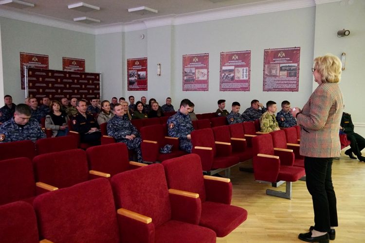 Преподаватель из университета провела лекцию для архангельских росгвардейцев