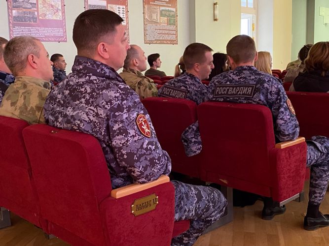 Преподаватель из университета провела лекцию для архангельских росгвардейцев