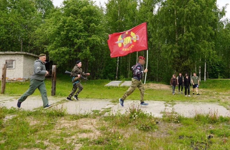 Военнослужащие отряда специального назначения «Ратник» Северо-Западного округа Росгвардии провели военно-спортивную игру для школьников