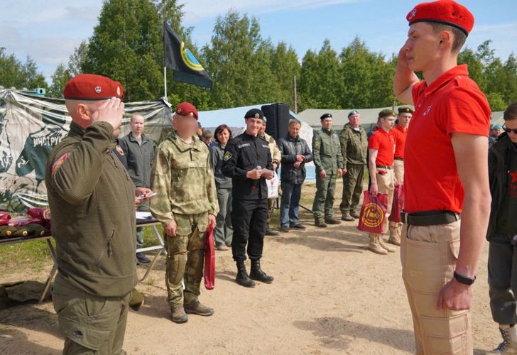Военнослужащие отряда специального назначения «Ратник» Северо-Западного округа Росгвардии провели военно-спортивную игру для школьников