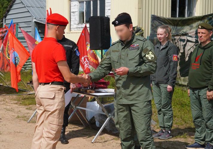 Военнослужащие отряда специального назначения «Ратник» Северо-Западного округа Росгвардии провели военно-спортивную игру для школьников