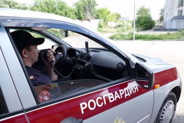 В Мирном росгвардейцы задержали рецидивиста, разыскиваемого за хищение алкоголя