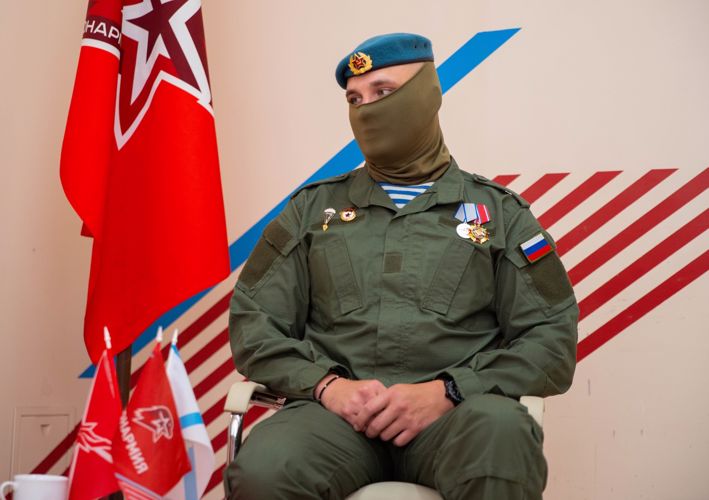 Спецназовец Росгвардии из Архангельска рассказал юным патриотам о службе в ВДВ