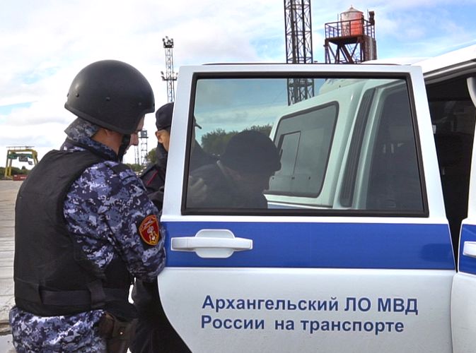 Подразделения Росгвардии провели учебную тренировку по защите объектов Архангельского морского торгового порта