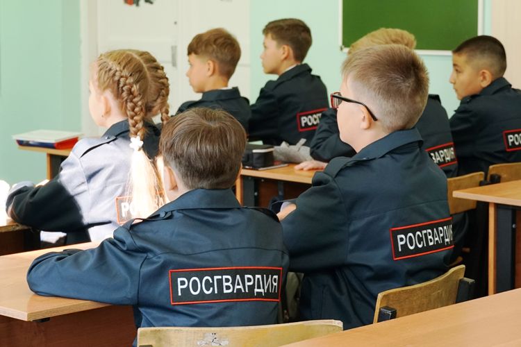Офицеры Росгвардии поздравили учащихся подшефного класса  с Днём знаний