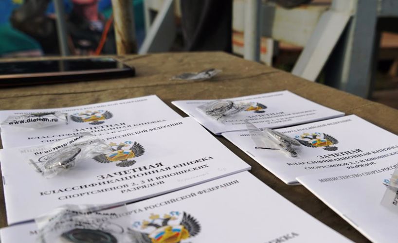 Офицер Управления Росгвардии по Архангельской области вручил юнармейцам спортивные разряды