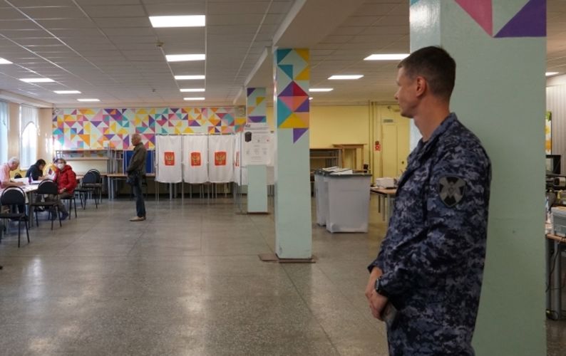 Сотрудники и военнослужащие Росгвардии приняли участие в обеспечении правопорядка на избирательных участках Архангельской области