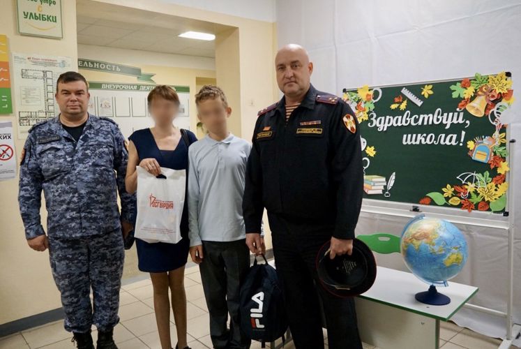 В Архангельске офицеры Росгвардии приняли участие в благотворительной акции «Собери ребенка в школу»