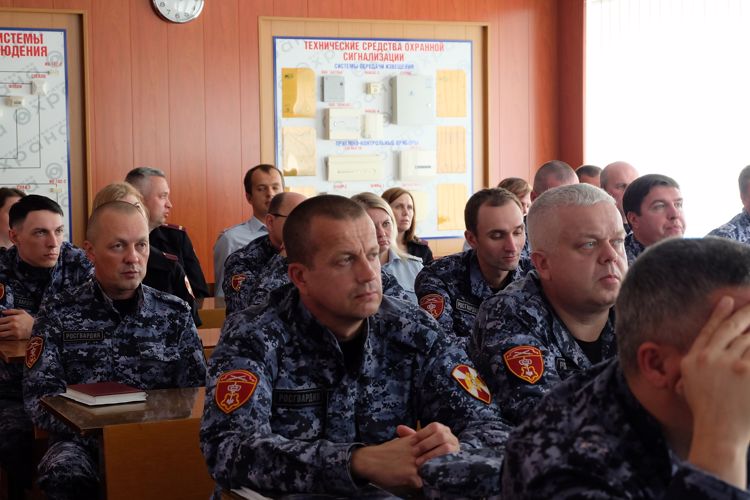 В Архангельске сотрудникам вневедомственной охраны Росгвардии рассказали о донорстве костного мозга