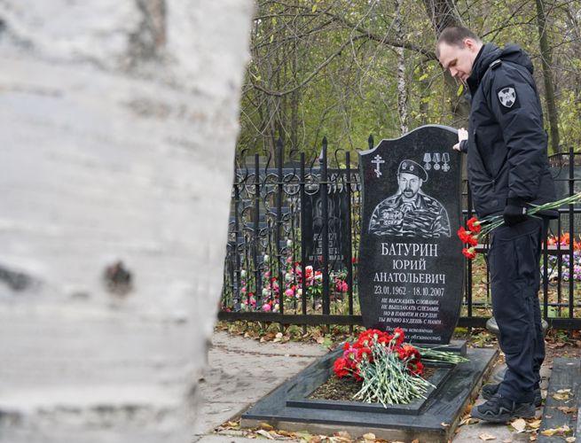 Сотрудники и ветераны архангельского СОБРа Росгвардии почтили память погибшего товарища