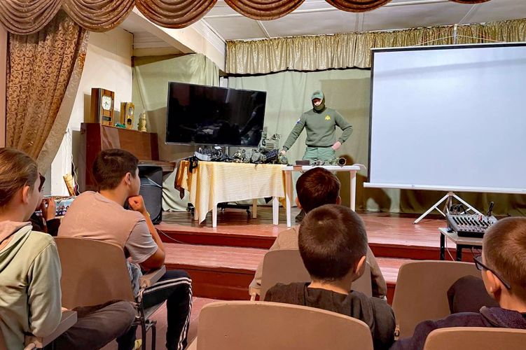 Росгвардеец провел урок Мужества для детей из деревни Пустошь Архангельской области