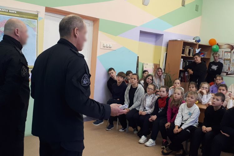 Офицеры ОМОН Росгвардии рассказали архангельским школьникам о подвиге погибших сотрудников