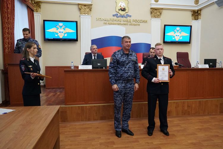 В Архангельске начальник регионального управления Росгвардии наградил участковых уполномоченных полиции