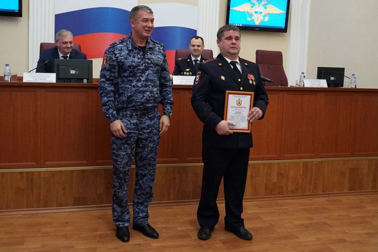 В Архангельске начальник регионального управления Росгвардии наградил участковых уполномоченных полиции
