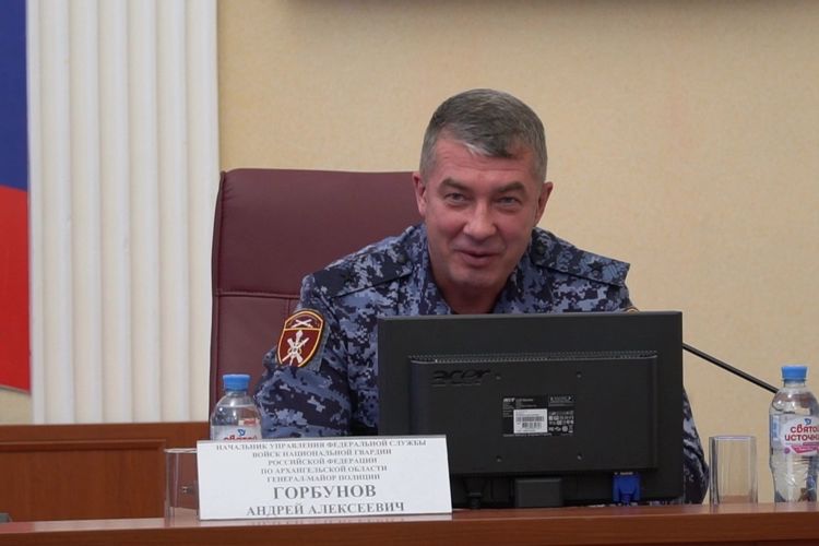 В Архангельске начальник регионального управления Росгвардии наградил участковых уполномоченных полиции