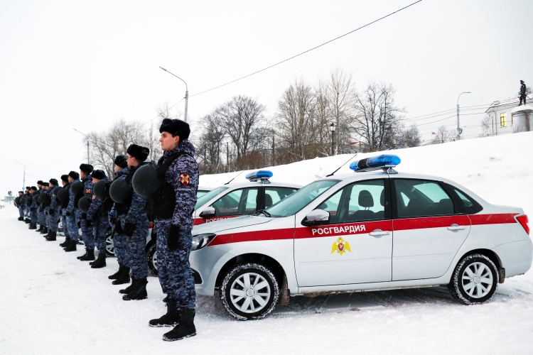 Росгвардейцам вручили ключи от новых служебных автомобилей в Архангельске