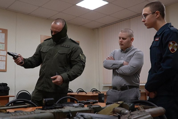 СОБР Росгвардии исполнил мечту архангельского школьника