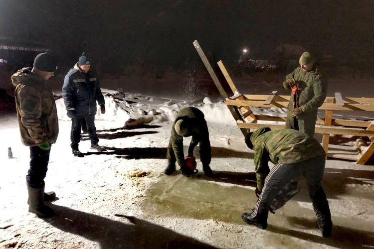 Архангельские росгвардейцы помогли в обустройстве места крещенских купаний