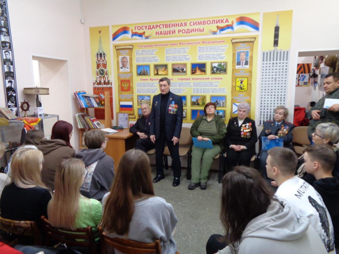 Ветеран Росгвардии пообщался с первокурсниками архангельского колледжа