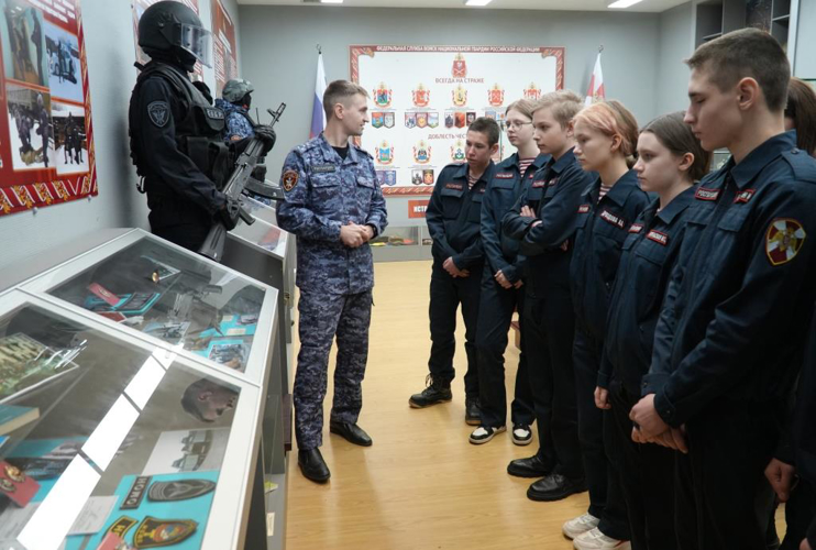 Архангельские школьники посетили с экскурсией региональное управление Росгвардии   