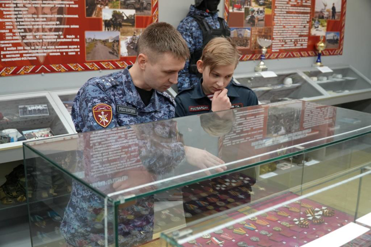 Архангельские школьники посетили с экскурсией региональное управление Росгвардии   