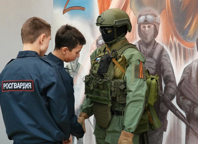 Архангельские школьники посетили с экскурсией региональное управление Росгвардии   