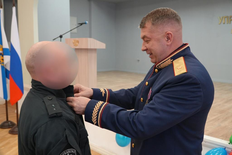 В Архангельске начальник управления Росгвардии вручил государственные награды спецназовцам - участникам СВО