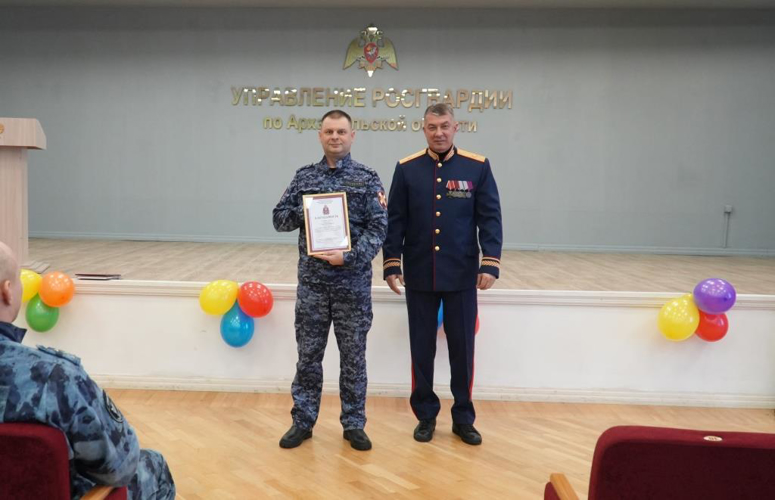 В Архангельске начальник управления Росгвардии вручил государственные награды спецназовцам - участникам СВО