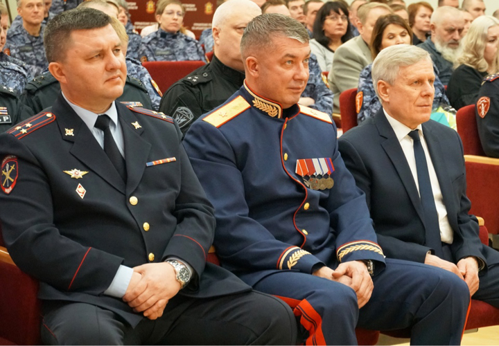 В Архангельске сотрудники подразделений госконтроля и ЛРР Росгвардии отметили профессиональный праздник