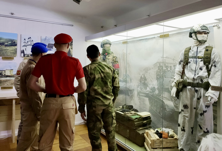 В столице Поморья при участии отряда «Ратник» Росгвардии открылась выставка героям СВО