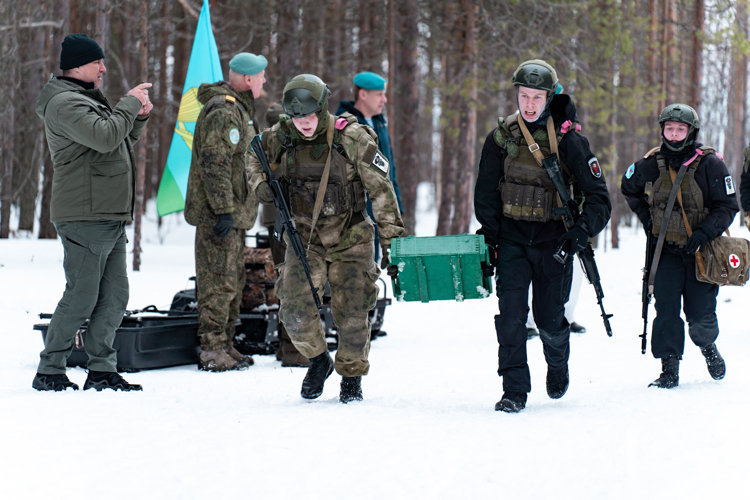 Архангельские росгвардейцы познакомили ребят с образцами военной техники и современного оружия