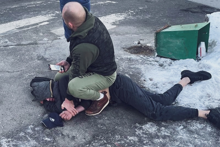 В Архангельске замкомандира СОБР Росгвардии, находясь на выходном, задержал магазинного воришку-дебошира