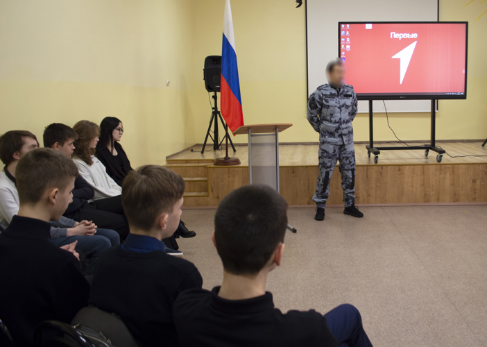 Офицер ОМОН «Скорпион» Росгвардии рассказал архангельским школьникам о героизме бойцов ведомства