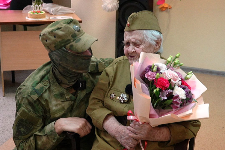 Военнослужащие Росгвардии поздравили ветерана с 101-летием и предстоящим Днём Победы