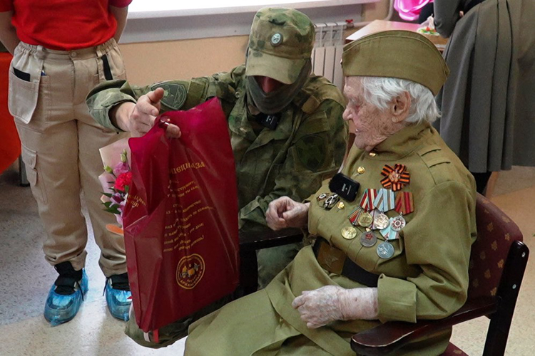 Военнослужащие Росгвардии поздравили ветерана с 101-летием и предстоящим Днём Победы