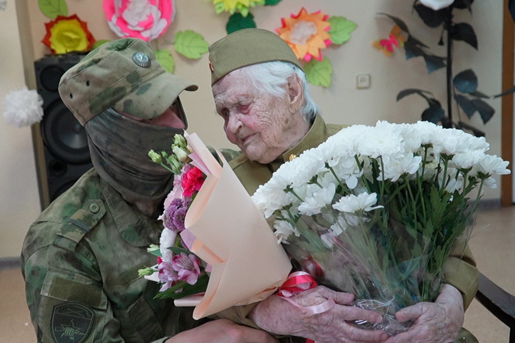 Военнослужащие Росгвардии поздравили ветерана с 101-летием и предстоящим Днём Победы