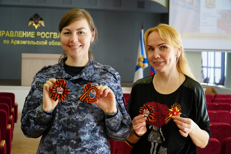 В Архангельске в региональном управлении Росгвардии состоялся мастер-класс по изготовлению значков на основе георгиевских ленточек