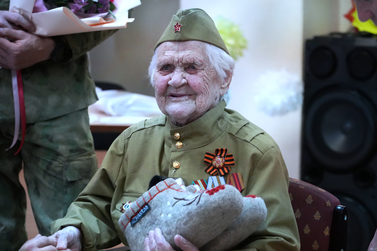 Военнослужащие Росгвардии поздравили ветерана с 101-летием и предстоящим Днём Победы