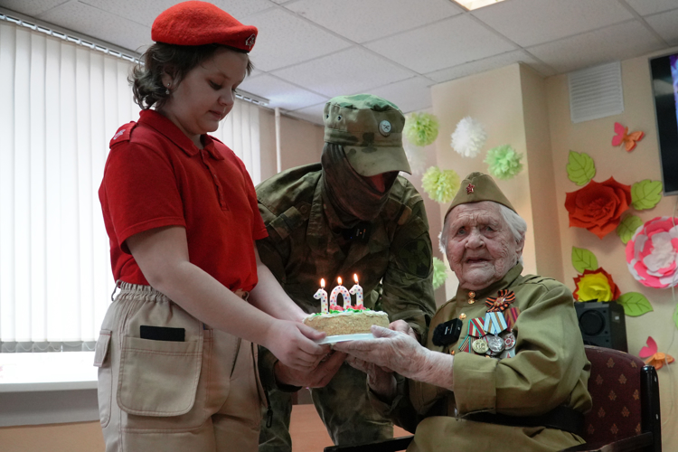 Военнослужащие Росгвардии поздравили ветерана с 101-летием и предстоящим Днём Победы