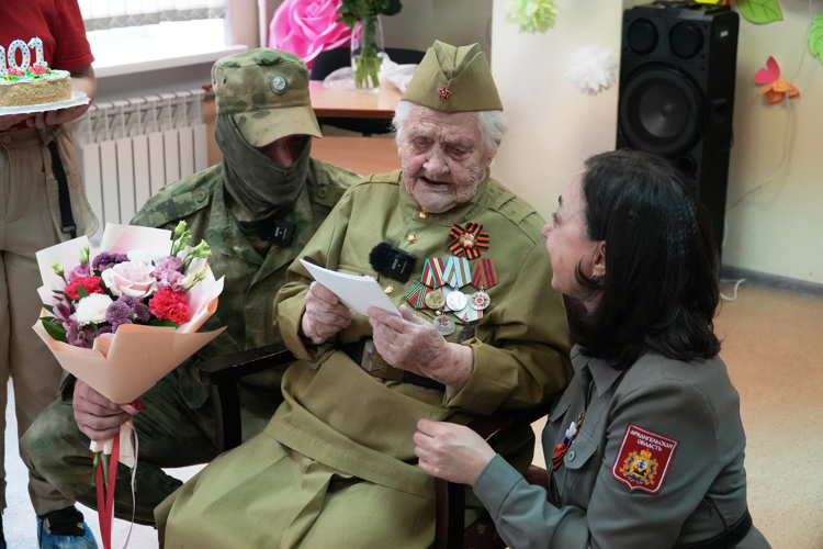 Военнослужащие Росгвардии поздравили ветерана с 101-летием и предстоящим Днём Победы
