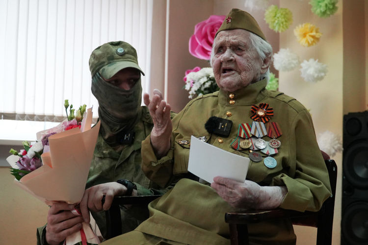 Военнослужащие Росгвардии поздравили ветерана с 101-летием и предстоящим Днём Победы