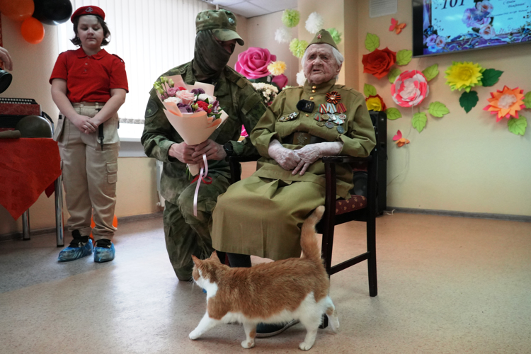 Военнослужащие Росгвардии поздравили ветерана с 101-летием и предстоящим Днём Победы