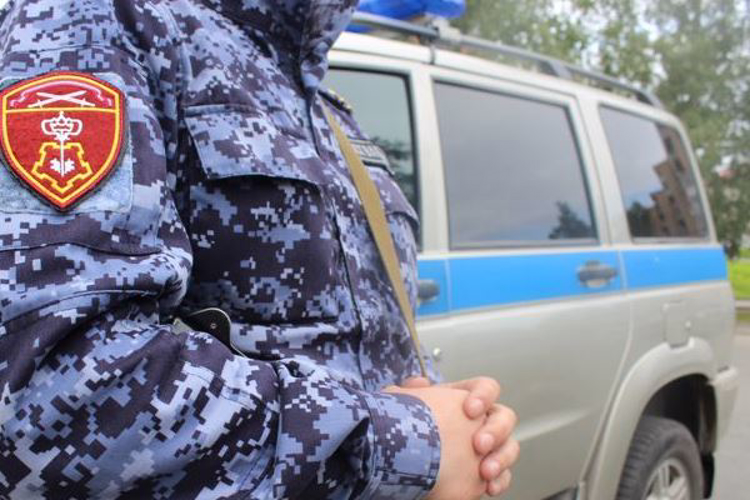 Наряд Росгвардии задержал архангелогородку, подозреваемую в хищении спиртного из магазина
