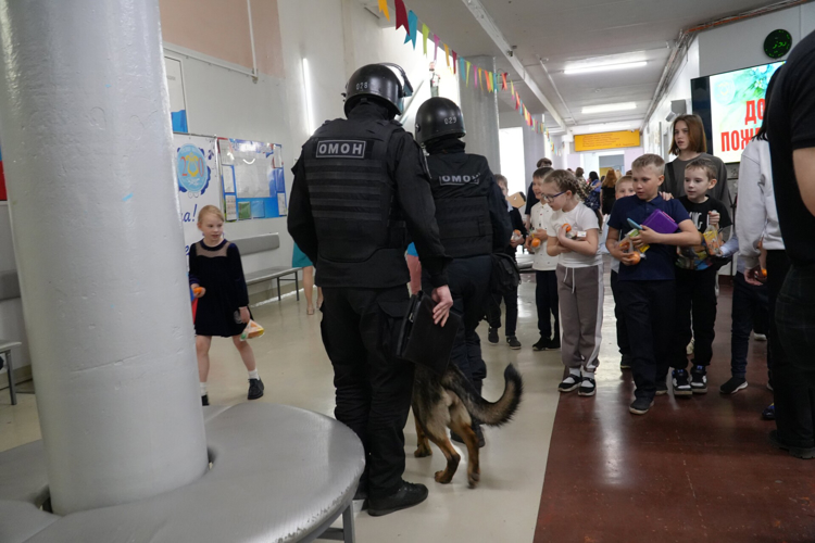  Сотрудники Росгвардии обследовали школы Архангельска перед последними звонками  