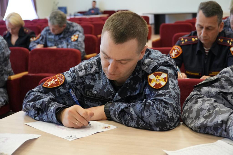 В Архангельске сотрудники и военнослужащие Росгвардии написали диктант по русскому языку