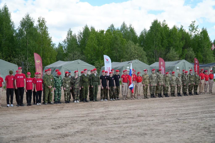 Под руководством бойцов отряда «Ратник» Росгвардии архангельские школьники участвуют в военно-спортивной игре   