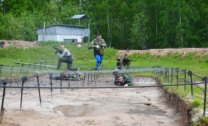 Под руководством бойцов отряда «Ратник» Росгвардии архангельские школьники участвуют в военно-спортивной игре   