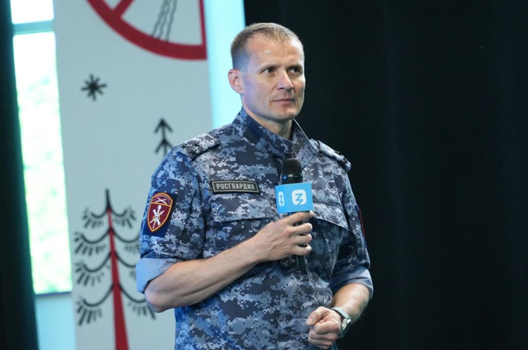 Офицер Росгвардии провел для активистов архангельского университета лекцию о Героях России